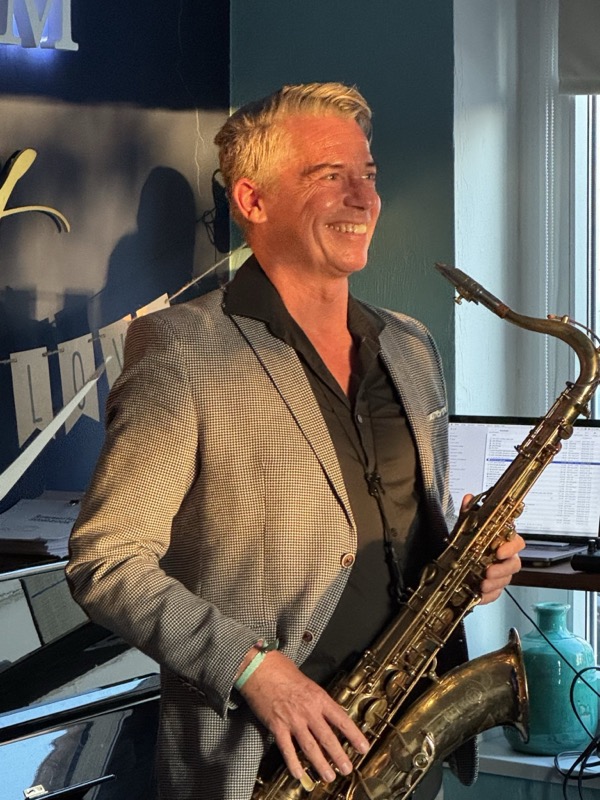 Torsten Abrolat mit Saxophon
